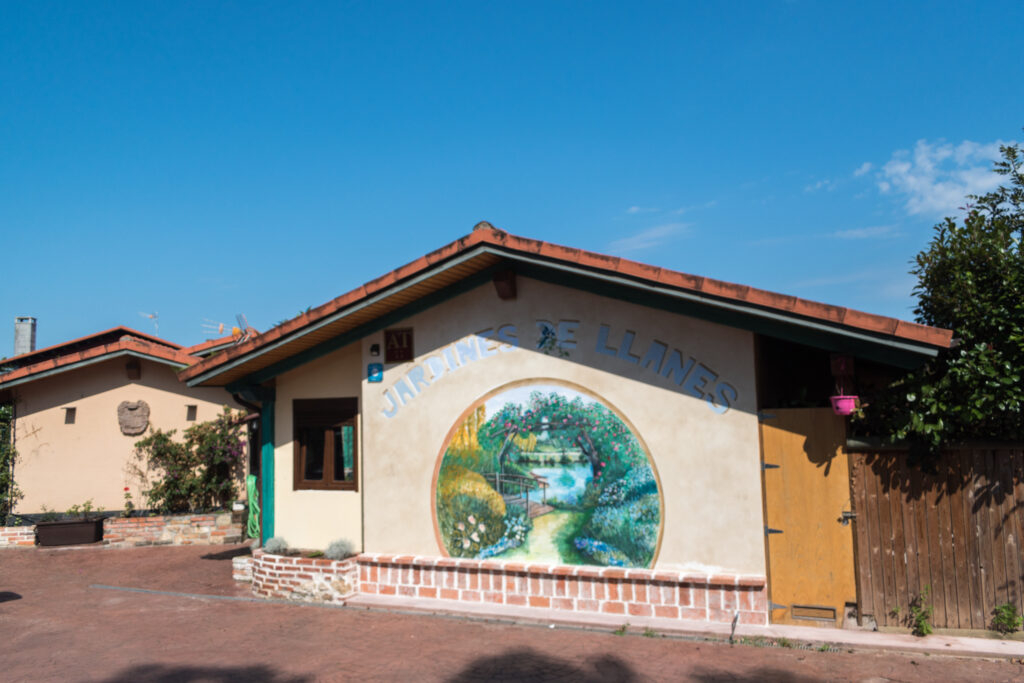 fachada con mural decorativo en complejo de apartamentos rurales en pancar asturias