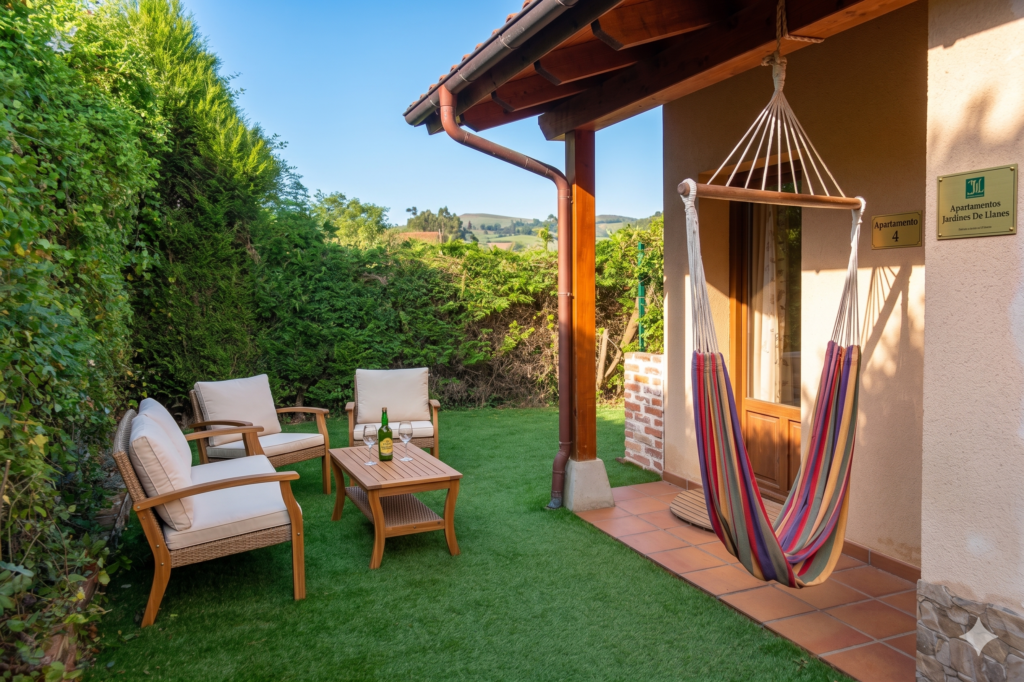 Jardin privado vallado con porche, hamaca colgante y terraza en apartamento rural en Llanes