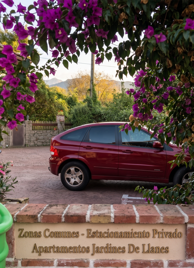 Zona de aparcamiento privado gratuito dentro del recinto cerrado en apartamentos rurales en Llanes