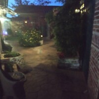 zonas comunes exteriores con encanto por la noche en apartamentos en llanes