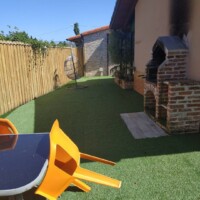 jardin privado vallado con cesped artificial en apartamento vacacional en pancar asturias