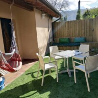 terraza exterior con cesped artificial en apartamento vacacional en pancar asturias