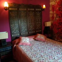 dormitorio matrimonial amplio con cama doble en apartamento rural de tres habitaciones en llanes