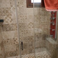cuarto de baño con plato de ducha y columna de hidromasaje en casa rural en asturias