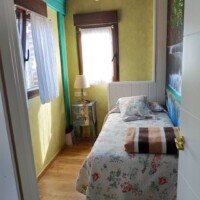 habitacion individual con ventana al exterior en alojamiento vacacional en llanes