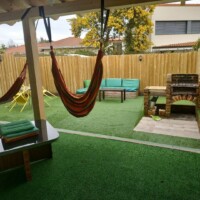 jardin privado con cesped artificial en alquiler vacacional en pancar asturias