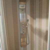 ducha moderna muy completa en apartamento rural con jardin en llanes