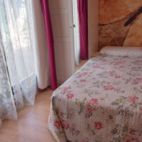 habitacion individual y ventana al jardin en pancar asturias