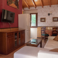 salon de alquiler vacacional con sofa y muebles de madera en llanes