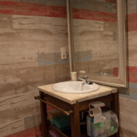 baño muy completo con lavabo de madera en apartamento rural en pancar
