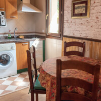 cocina con vitroceramica y mesa de comedor rustica en asturias