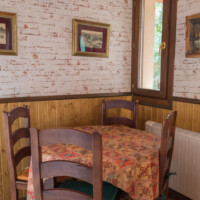comedor familiar de madera en apartamento rural con jardin en llanes