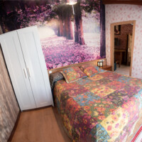 dormitorio rustico con cama de matrimonio y paredes de madera en pancar asturias