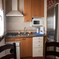 cocina equipada con electrodomesticos en apartamento rural en asturias