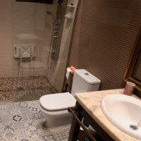 cuarto de baño rustico y muy completo en alojamiento rural en llanes
