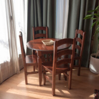 mesa de comedor redonda en apartamento vacacional en pancar llanes