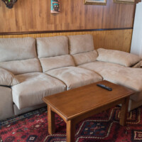 salon acogedor con muebles de madera en apartamentos rurales en llanes