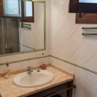 baño privado con lavabo encastrado en casa rural en llanes asturias