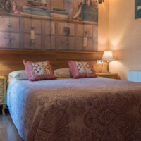 dormitorio matrimonial con cama de matrimonio en apartamento rural en pancar asturias