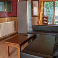 salon amplio con chimenea de leña en apartamentos rurales en llanes