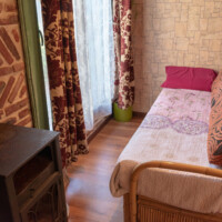 cama individual en la zona de estar del salon en casa rural en pancar llanes