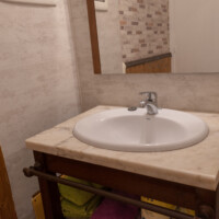 baño muy completo con lavabo amplio en apartamento vacacional en asturias