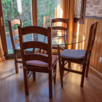 mesa de comedor de madera junto al ventanal en casa rural en asturias
