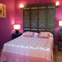 dormitorio matrimonial con cama doble y paredes decoradas en apartamento de alquiler vacacional en pancar