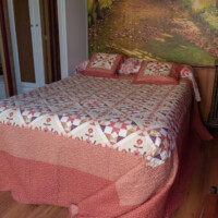 habitacion con cama de matrimonio en alojamiento rural en llanes asturias
