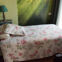 dormitorio juvenil con cama individual y decoracion rústica en pancar asturias