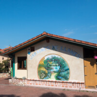 fachada con mural decorativo en complejo de apartamentos rurales en pancar asturias
